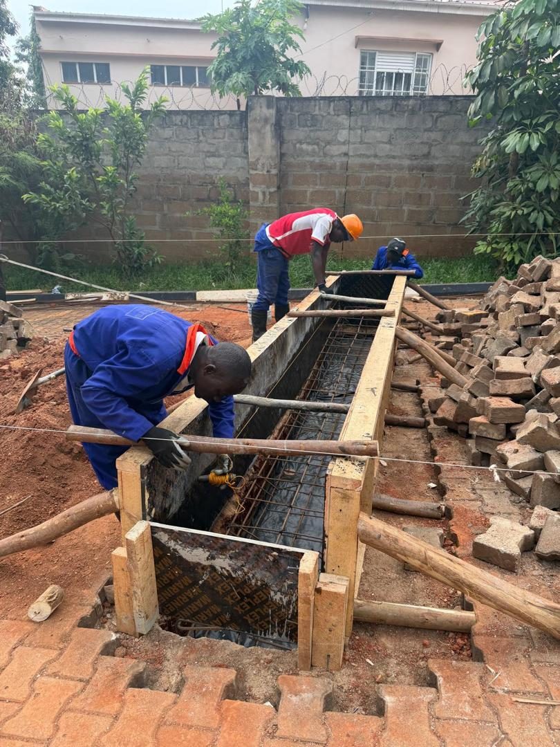 Checking the formwork level against string lines before concreting